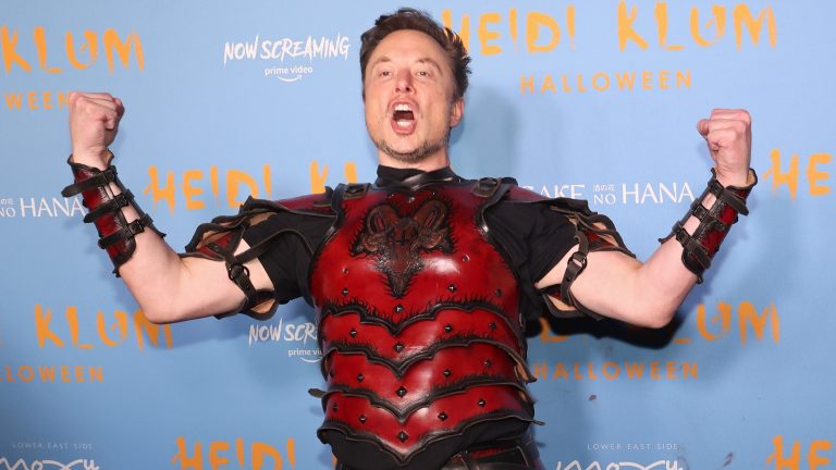 Elon Musk returns to his ultimate galaxy brain plan for Twitter: charging people to post