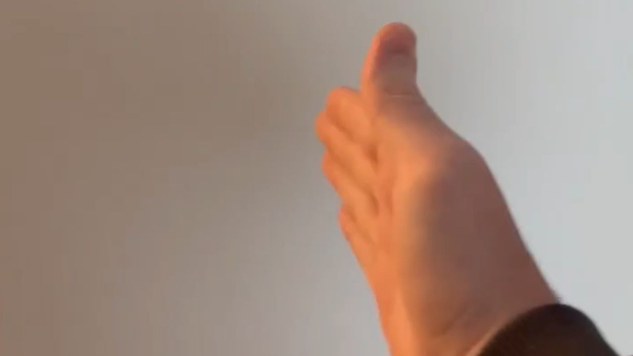 A 21-second video of a hand ignites a sizzling debate over the FPS ‘tac sprint’