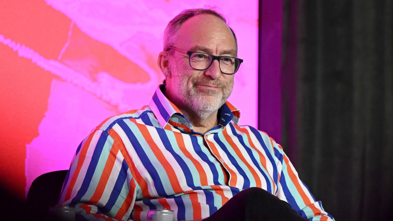 Wikipedia founder Jimmy Wales blows his top and hits da bricks 45 seconds into an interview, shouting ‘It’s a stupid question!’ as he walks offstage