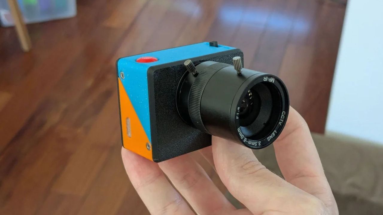 One techie has built a camera out of an old Logitech gaming mouse, and it’s inspired by the Game Boy Camera
