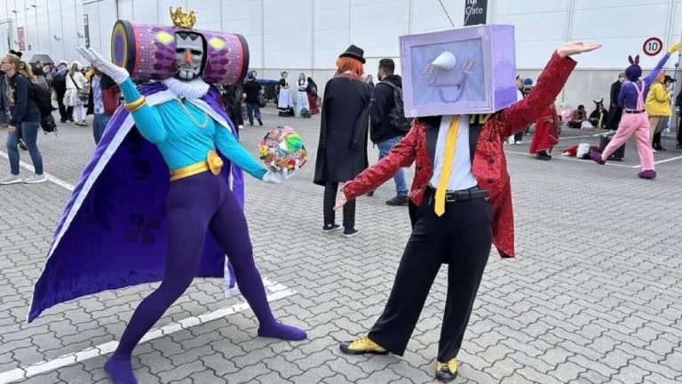 ‘Fine, I’ll do it myself’: Cybertsu had never seen a King of All Cosmos cosplay, so decided to pull off one of the most elaborate headpiece designs, and it’s the best I’ve ever seen