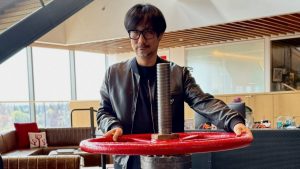 Hideo Kojima went to Valve and like a master troll took a photo of himself with 3 Half-Life gravity guns