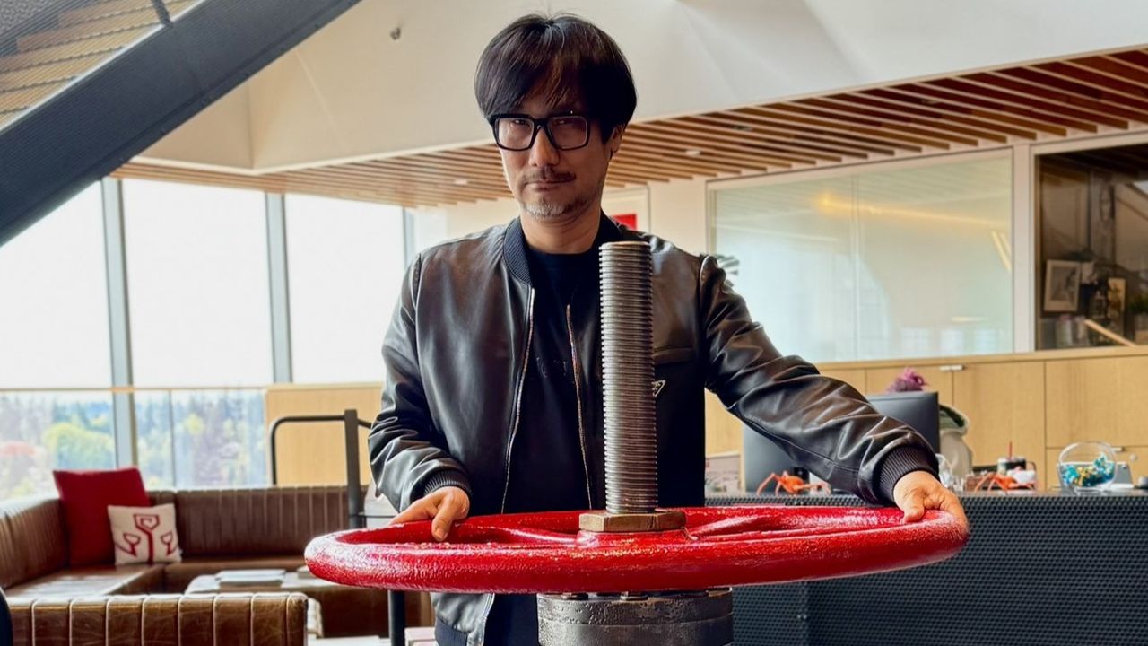 Hideo Kojima went to Valve and like a master troll took a photo of himself with 3 Half-Life gravity guns