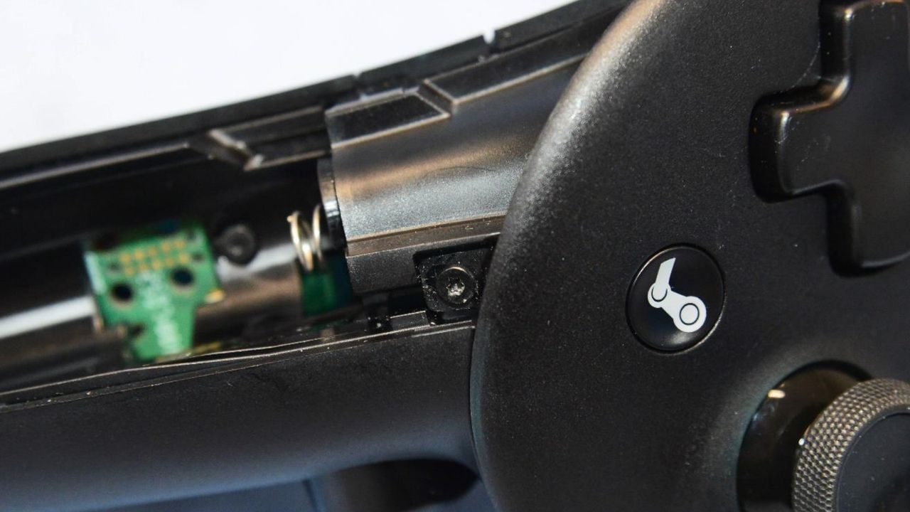 We now have teardown pics of the Steam Frame controller and it looks like it could be pretty repairable