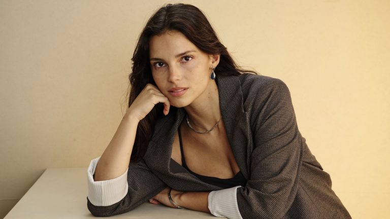 Before Obsession, Inde Navarrette was streaming her Call of Duty killstreaks with the type of unbothered grace I can only dream of