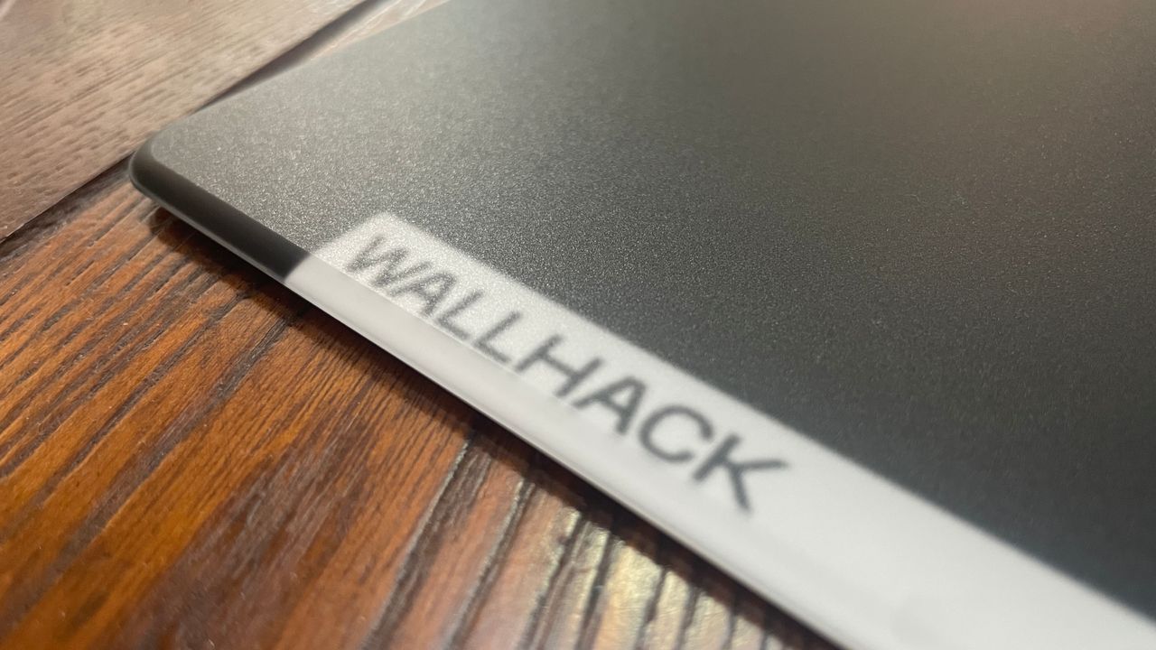 Hot swappable mouse batteries might be the new thing as it looks like Wallhack’s first ever mouse will have one