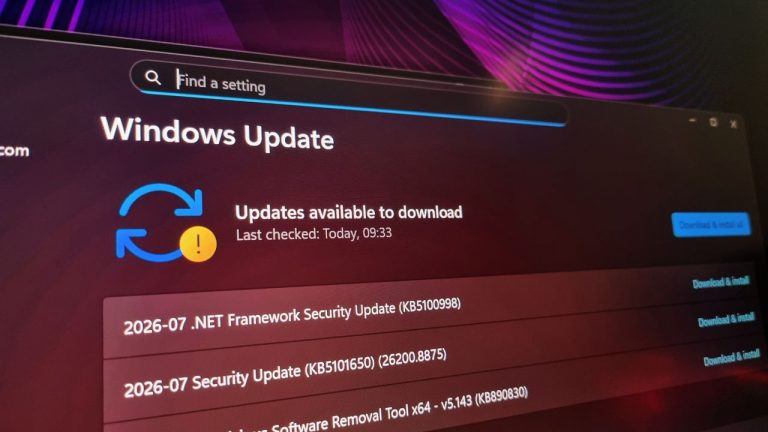 I think the latest record-breaking Windows 11 update messed up my monitor