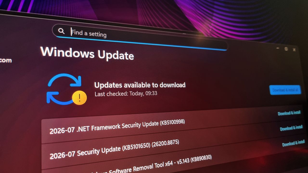 I think the latest record-breaking Windows 11 update messed up my monitor